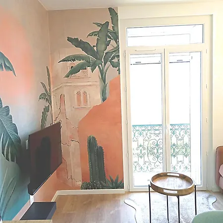 Oasis Aparthotel 4*